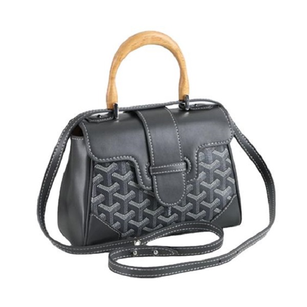 best ways to carry a shoulder bag